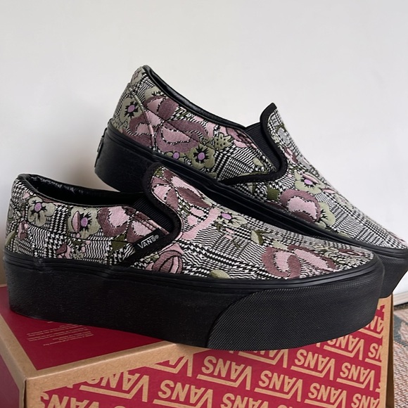 Vans WMNS Classic Slip-On Stackform Tapestry Floral Black
VN0A7Q5RBM8
Platforms - Picture 5 of 16